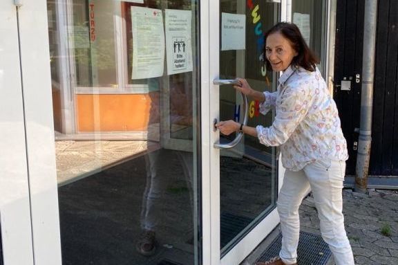 Silvia Husemann schließt ein letztes Mal die alte Kita Maulwurfshügel in Lemgo ab