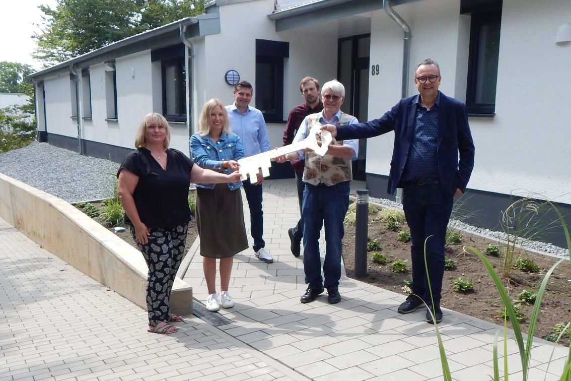 Pünktlich zum Beginn des neuen Kita-Jahres konnte der Neubau auf der Rintelner Straße bezogen werden: Einrichtungsleiterinnen Tanja Edel und Jana Schröder neh-men den Schlüssel entgegen, den Bürgermeister Markus Baier überreicht. Im Hinter-grund: di