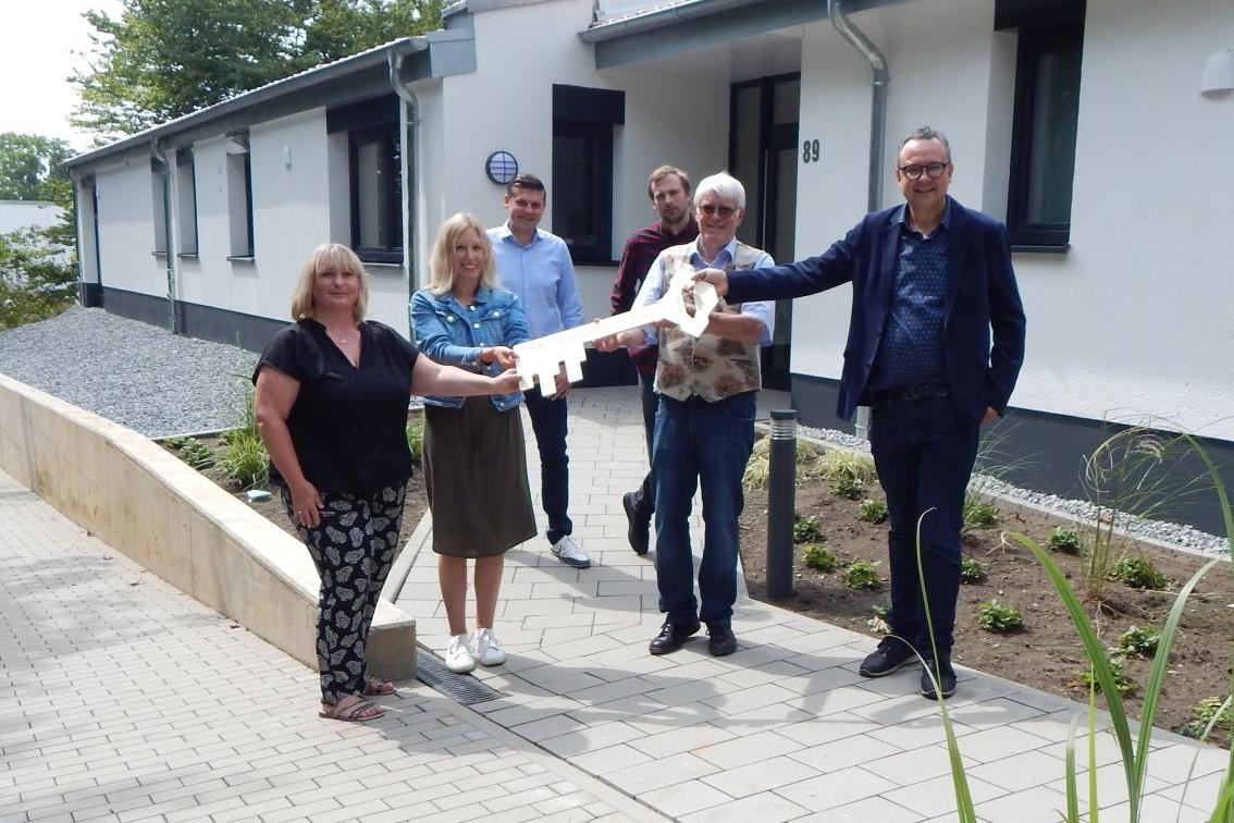 Pünktlich zum Beginn des neuen Kita-Jahres konnte der Neubau auf der Rintelner Straße bezogen werden: Einrichtungsleiterinnen Tanja Edel und Jana Schröder neh-men den Schlüssel entgegen, den Bürgermeister Markus Baier überreicht. Im Hinter-grund: di